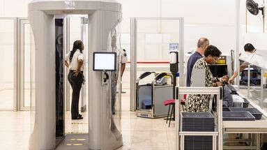 Dans les aéroports de Paris et de Nice, les flacons interdits en cabine désormais donnés à des associations