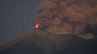 EN IMAGES - Guatemala : nouvelle éruption du volcan de Fuego, près d'un millier de personnes évacuées