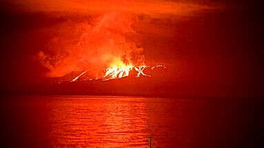 VIDÉO - Ciel rouge et rivières de lave : les images spectaculaires de l'éruption volcanique aux Galapagos