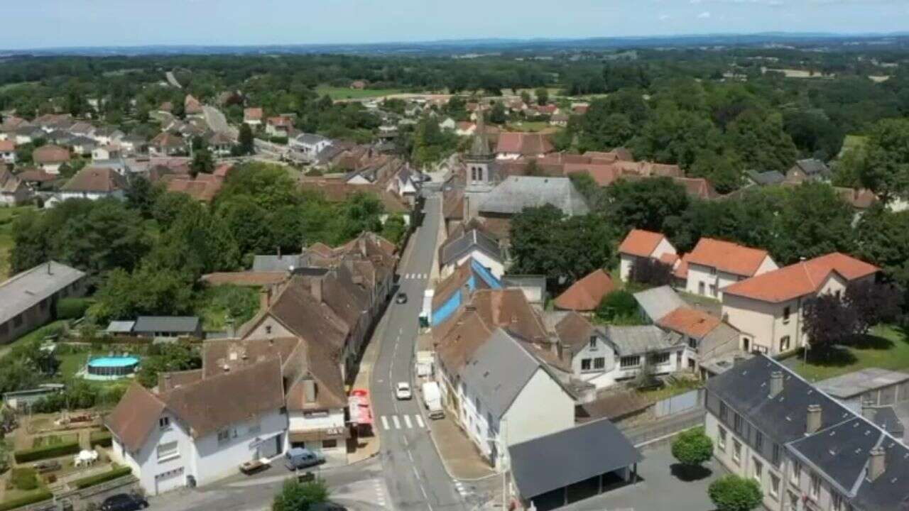 VIDÉO - Sur la route des vacances, les villages-étapes font le plein