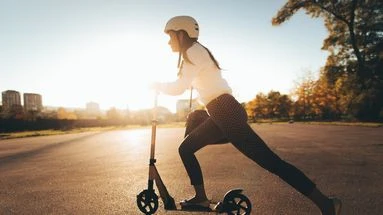 Il est désormais obligatoire d'avoir un casque pour se déplacer à trottinette électrique dans cette grande ville