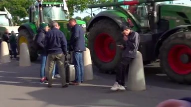 Mobilisation des agriculteurs : un convoi à l’Assemblée nationale pour faire pression sur les députés