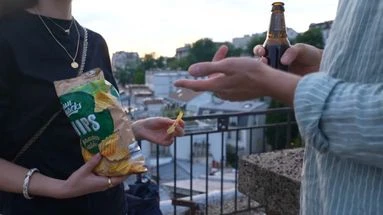 Une soirée entre amis sur le toit d'un immeuble ? Une pratique en vogue, mais illégale