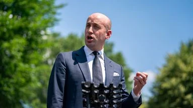 Qui est Stephen Miller, l'homme qui murmure une politique migratoire radicale à l'oreille de Trump ?
