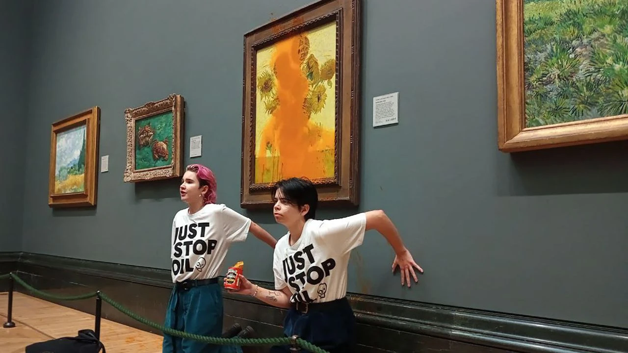 Blocages, jets de soupe sur des œuvres d’art : qui sont les nouveaux activistes qui mènent des actions coup de poing ?
