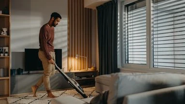 Passer l’aspirateur la nuit peut vous coûter cher