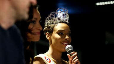 Séance photo dans le métro, interviews à gogo… Miss France 2025 débute l’année en trombe