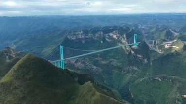Chine : les images spectaculaires du nouveau pont le plus haut du monde