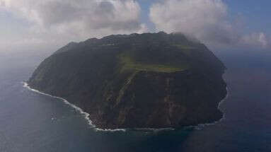 Sur une île déserte ou volcanique : découvrez la vie insolite des insulaires