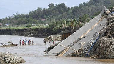 Coulées de boue, villages engloutis : la tempête tropicale Trami s'acharne sur les Philippines