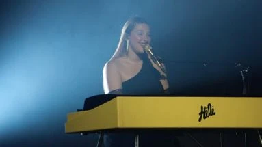 Helena poursuit sa tournée triomphale à Paris : 