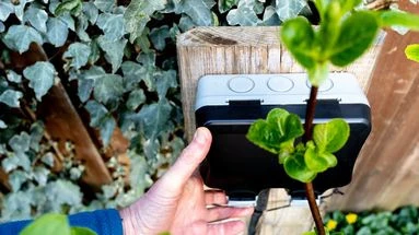 Comment sécuriser les branchements électriques à l'extérieur de chez moi ?