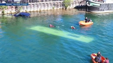 Un bus tombe dans la Seine : les images à peine croyables de l'accident