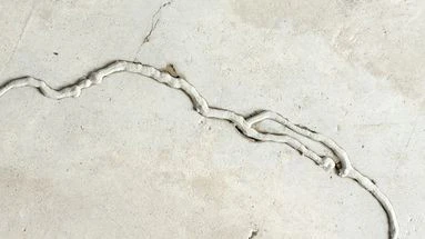 Comment réparer les petites fissures sur un escalier en béton ?