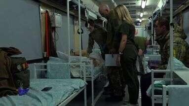 DOCUMENT LCI - Guerre en Ukraine : à bord d'un train-hôpital qui rapatrie les blessés du front