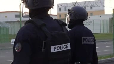 Attaques contre des prisons : TF1/LCI avec une équipe policière de surveillance