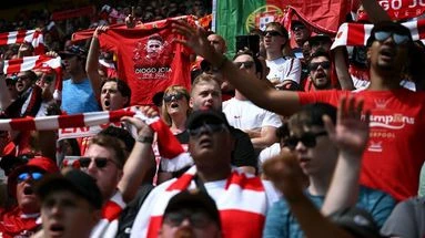 EN IMAGES - Liverpool rend un vibrant hommage à son 