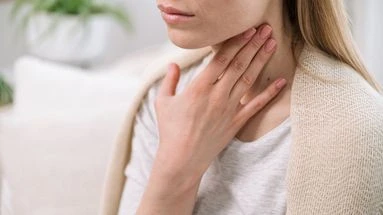 Comment savoir si je souffre d’une angine d’origine virale ou bactérienne ? Les conseils d’un médecin