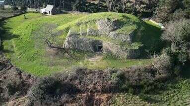 REPORTAGE - Mégalithes du Morbihan : découvrez le mystérieux Cairn de Gavrinis, un chef-d'œuvre de la Préhistoire