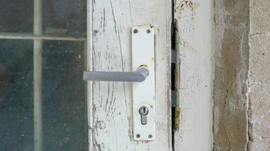 Votre porte ne s'ouvre plus à cause de l'humidité ? Voici la marche à suivre pour la réparer