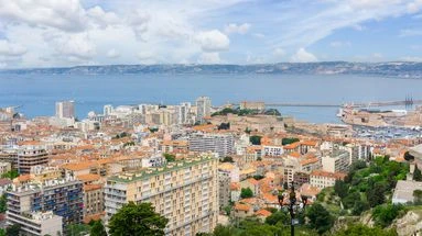Marseille : ses centaines de teufeurs réunis contre un projet de loi visant à réprimer les 