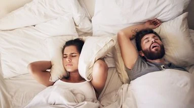 Ces positions à privilégier dans le lit pour réduire les ronflements