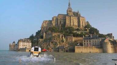 Amphibie et tout-terrain, ce véhicule des pompiers vole la vedette au Mont-Saint-Michel