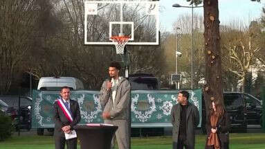 VIDÉO - Les images du phénomène Victor Wembanyama, inaugurant deux terrains de basket au Chesnay