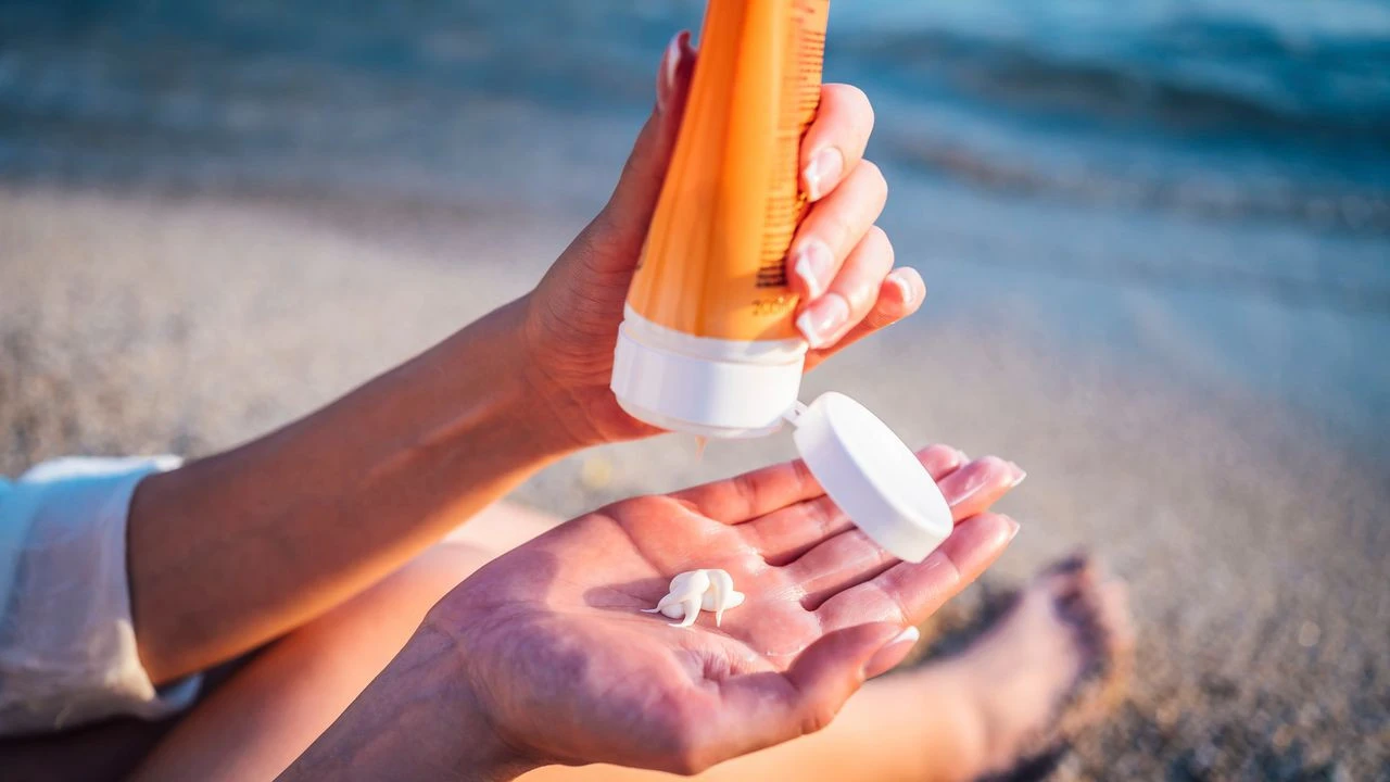 Crèmes solaires : qu'est-ce que l'octocrylène, cette substance nocive que veut faire interdire l'Anses ?