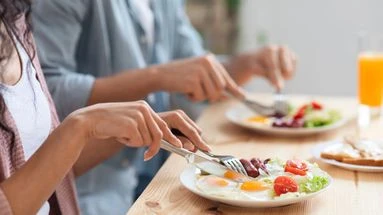 Manger plus tard serait un facteur d’obésité, selon la science