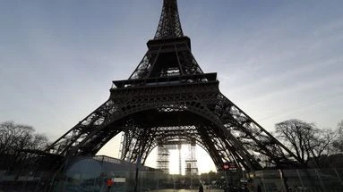 Trois personnes interpellées pour avoir escaladé et sauté en parachute depuis la Tour Eiffel