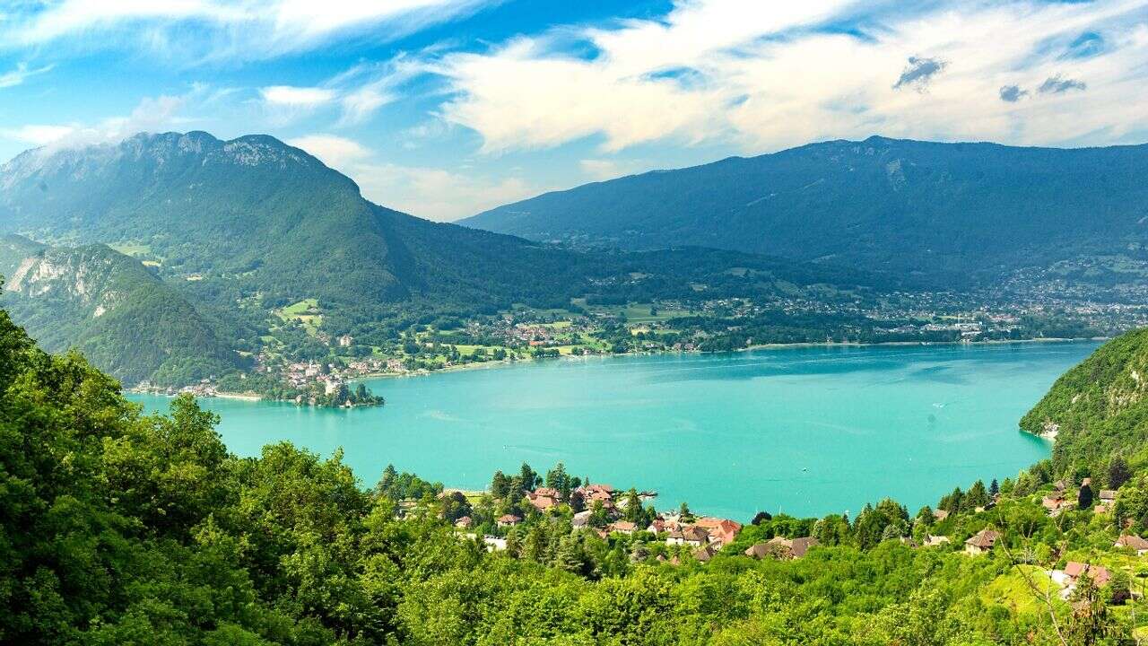 VIDÉO - Première en France : à Annecy, l'eau du lac chauffe et climatise un quartier entier