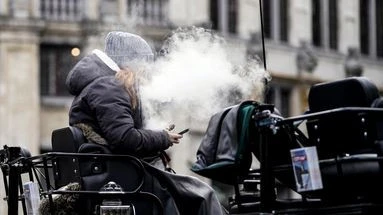 Le vapotage bientôt interdit dans les espaces non-fumeurs ? Sept Français sur dix y sont favorables, selon un sondage