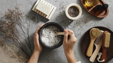 Peau douce, circulation activée, ongles renforcés : tout ce que le sel peut faire pour votre corps selon une experte beauté