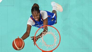 Dominique Malonga devient la première basketteuse française de l'histoire à réussir un dunk en match officiel