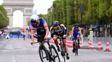 Jeux paralympiques 2024 : le Français Jules Ribstein finit son triathlon avec la médaille d'or