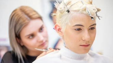 Cheveux et sourcils peroxydés : faut-il adopter la mode du bleach ?