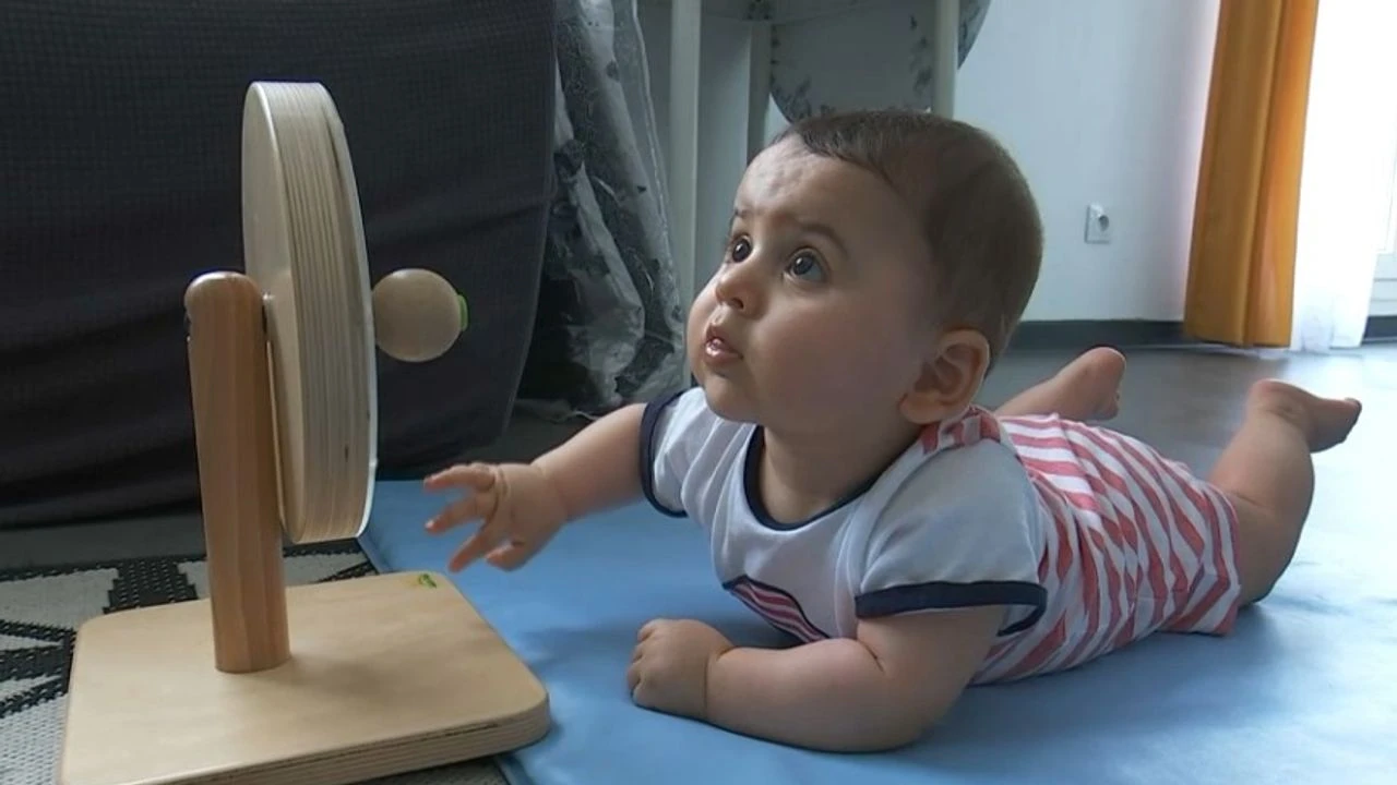 VIDÉO - Opérée dans le ventre de sa mère grâce à une prouesse médicale, 