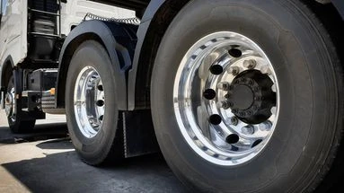 Des semi-remorques passent dans ma rue alors que c'est interdit, comment les en empêcher ? Le 13H à vos côtés