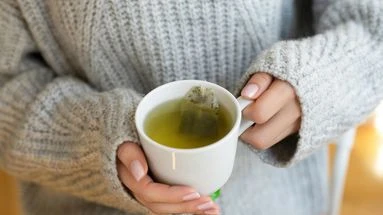 Thé vert : un allié santé aux vertus précieuses, mais pas sans effets indésirables