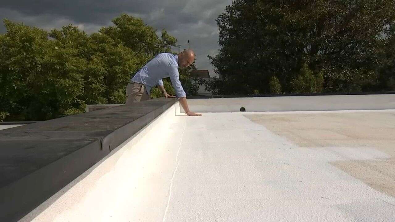 VIDÉO - Pourquoi, comme ce Toulousain, vous auriez tout intérêt à repeindre votre toit en blanc