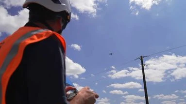 Lignes électriques : comment Enedis traque les anomalies par drone et par hélicoptère