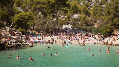 Quatre activités à faire si vous trouvez qu'il y a trop de touristes dans les calanques de Marseille