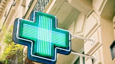 Une pharmacie a refusé de me soigner après une chute, est-ce légal ? Le 13H à vos côtés