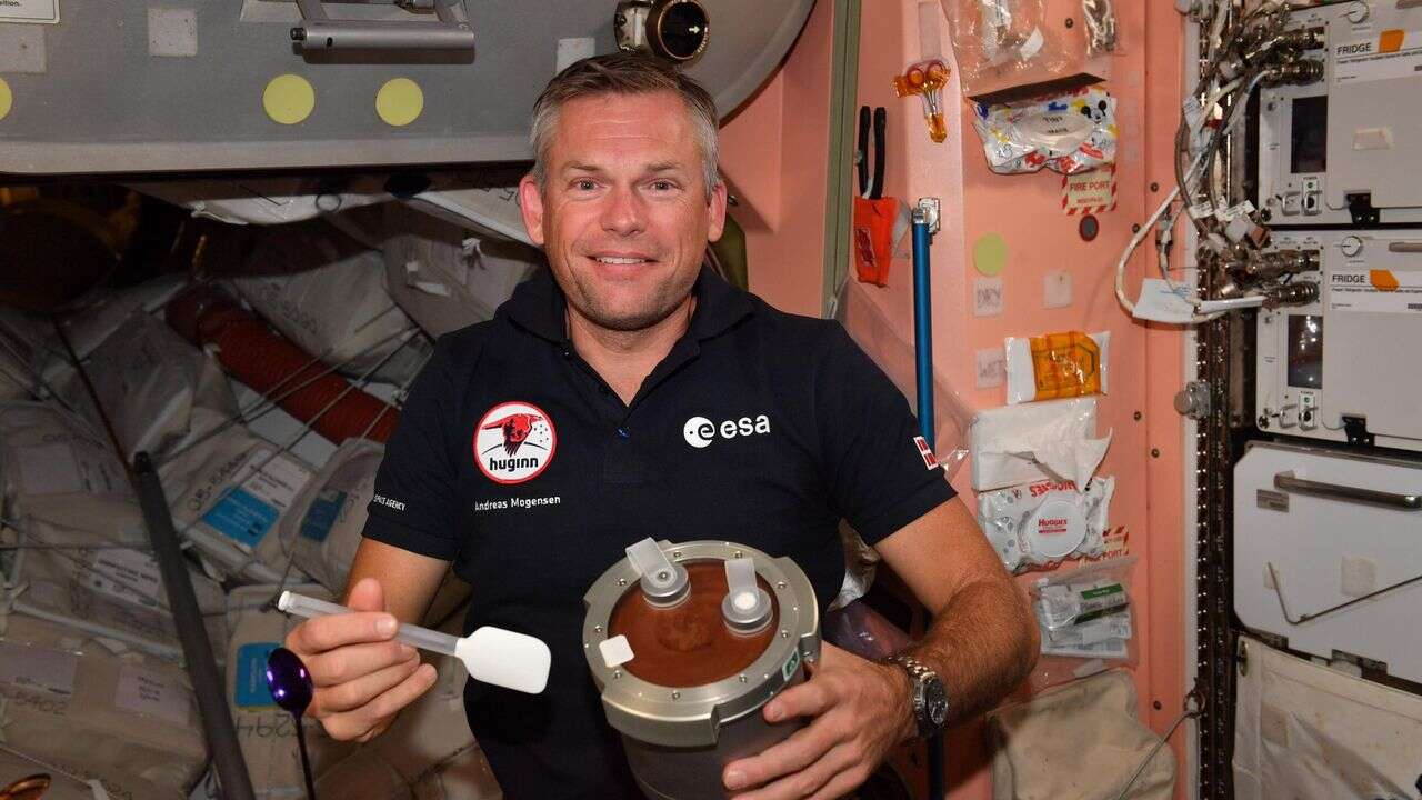 Un astronaute cuisine une mousse au chocolat dans l'espace... grâce à une invention française