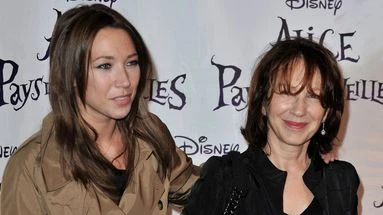 Laura Smet chante pour Nathalie Baye sur le titre 