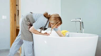 Votre baignoire semble tachée depuis longtemps ? Voici comment la raviver à l’aide de produits simples