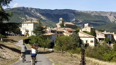 Quand les vacances ont voulu effacer les classes : l'utopie du village pour tous