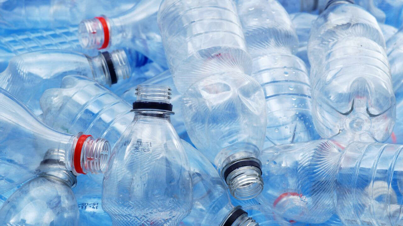 VIDÉO - Bouteilles en plastique : pourquoi elles prennent l'eau