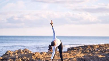 Bouger pendant les vacances, c’est possible ! Voici trois exercices simples à faire sur votre serviette de plage